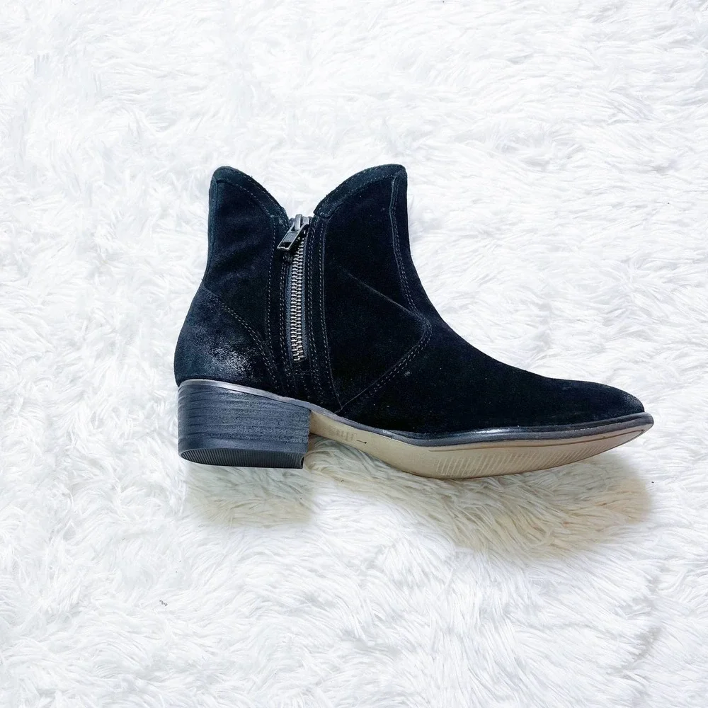 Seychelle's Suede Angle Bootie Side Zippers NWOB SZ7